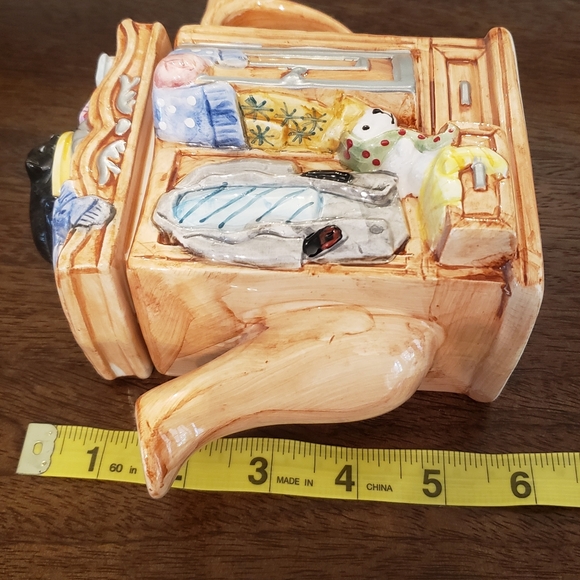 Wardrobe Shaped Teapot with Cat & Dog - Picture 8 of 10
